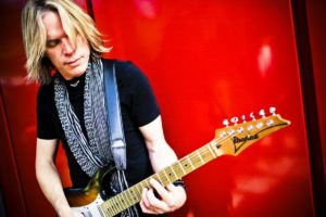 Andy Timmons mit seiner Ibanez.