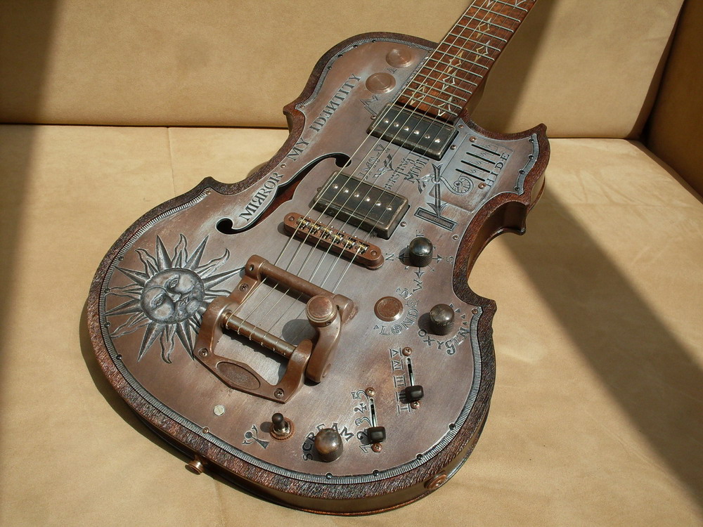 Frank Hartung Guitars Custom E-Gitarre mit Kupfer-Decke, Gravuren, P90-Tonabnehmern und einem Bigsby Tremolo.