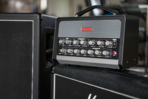 Positive Grid Bias Head neben einer 2x12 Gitarrenbox.
