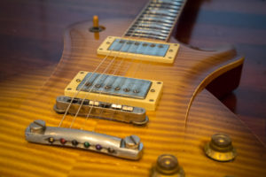 Der Korpus einer Frank Hartung Embrace Worntage Classic mit geagtem Flame Maple Top in Teaburst-Lackierung, sowie ebenfalls gealterter Hardware, bestehend aus zwei Humbuckern und einer Tune-O-Matic Brücke. Foto von Julius Haring.