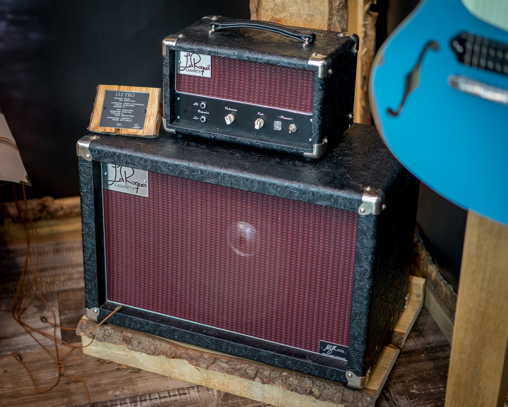 LaRoqua 5 Watt Röhrenverstärker mit LaRoqua 112 AIR Series Gitarrenbox mit roter Bespannung und Paisley-Leder Bezug auf der Guitar Summit 2017. Foto von Julius Haring.