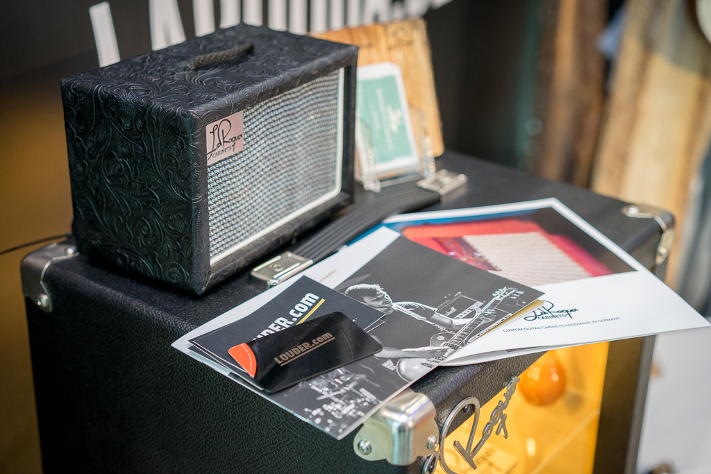 LaRoqua Cabinets Mini Speaker mit LaRoqua Prospekt und einer Legendary-Guitars.com Visitenkarte, Broschüre und Stickern auf der Guitar Summit 2017. Foto von Julius Haring.