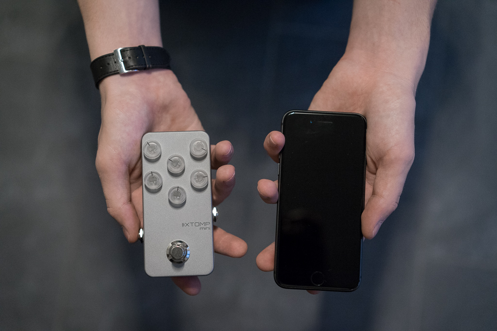 Vergleich zwischen einem HoTone XTomp Mini und einem iPhone 8.