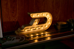 Duesenberg Guitars Logo mit Beleuchtung. Foto von Julius Haring.