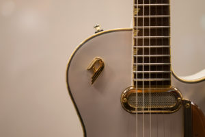 Detailaufnahme einer Duesenberg Guitars Starplayer TV Phonic, zu sehen ist der Neck Pickup und das klassische Duesenberg Logo in Gold. Foto von Julius Haring.