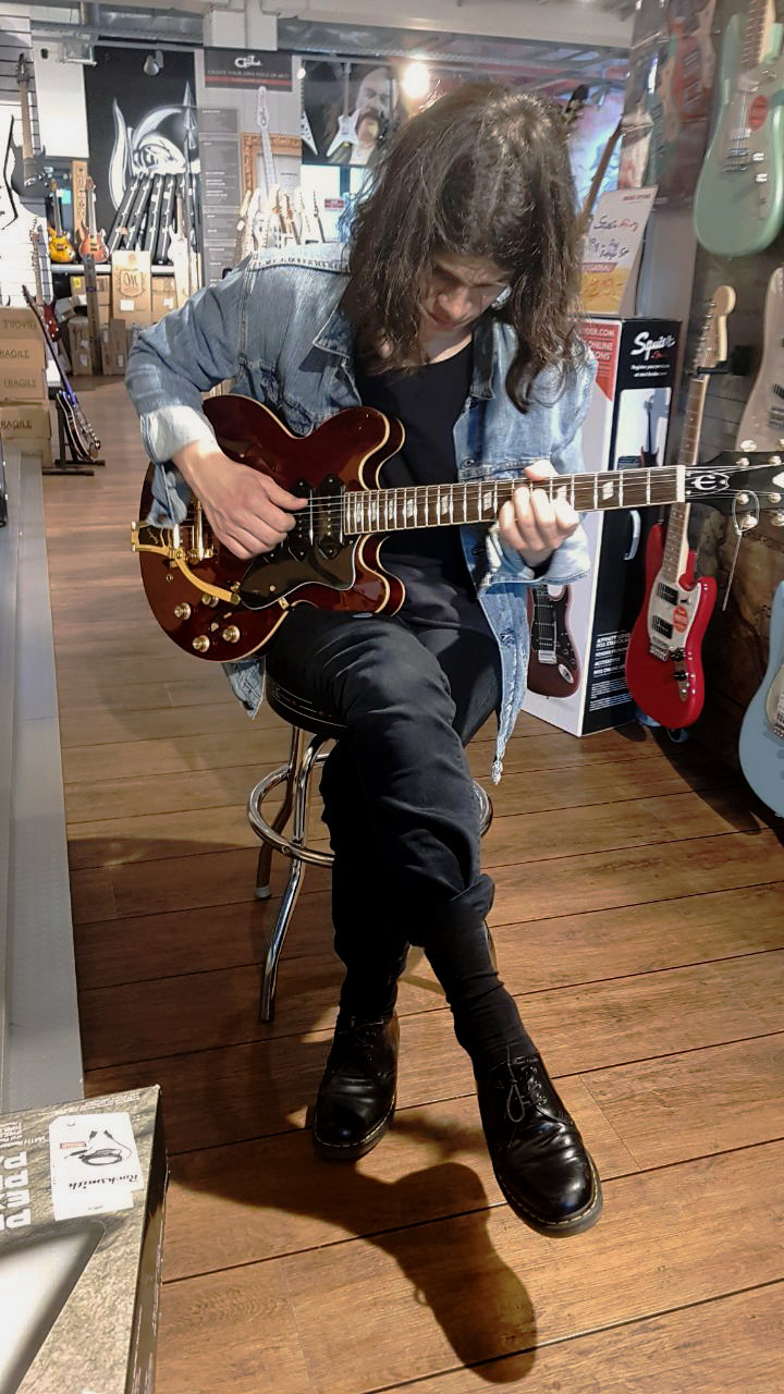 David Schischke von Legendary-Guitars.com spiel eine Epiphone Riviera P93 Semi Hollowbody E-Gitarre in Wine Red.
