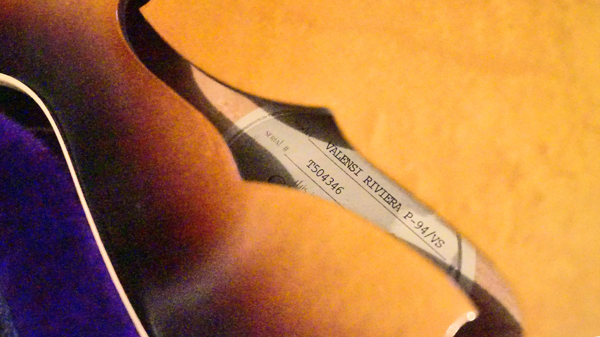 Epiphone Elitist Seriennummer im F-Loch einer Halbakustischen Gitarre