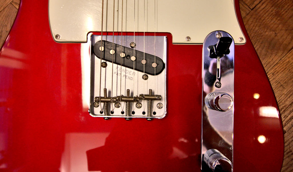 Singlecoil in der typischen Patent Pending Bridge der Fender Telecaster