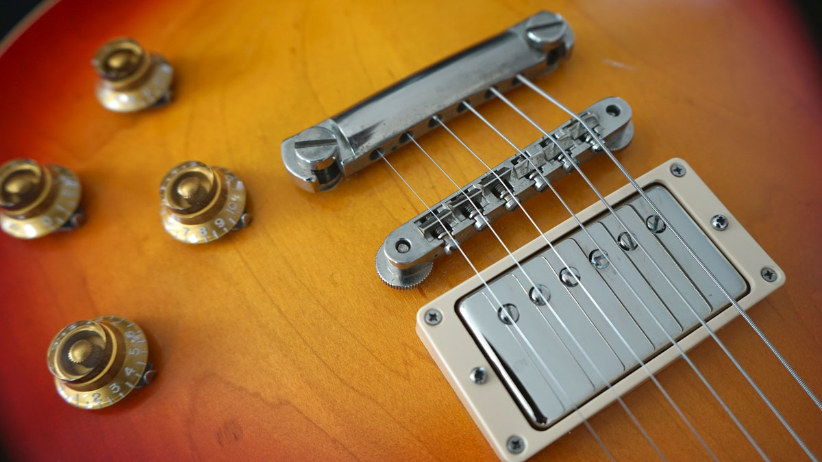 Humbucker Pickup, Bridge und Potis einer klassischen Gibson Les Paul aus den USA.