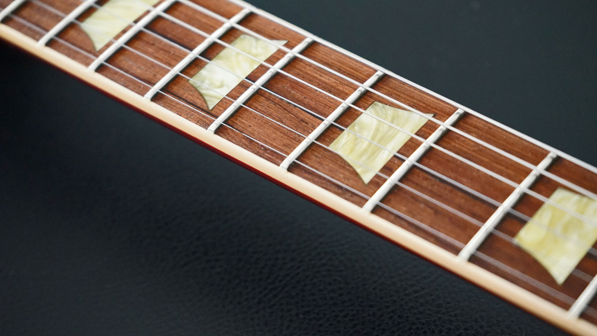 Binding am Griffbrett einer Gibson Les Paul.
