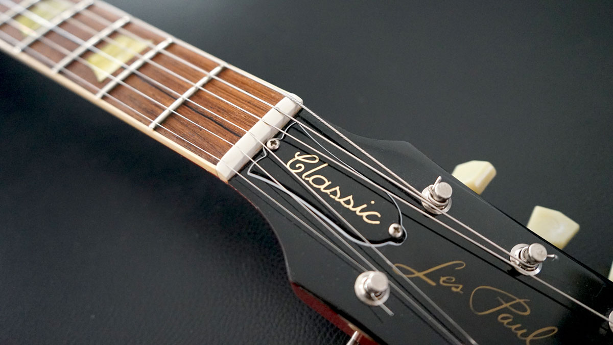 Mit zwei Schrauben wird das Trussrodcover einer Gibson Les Paul gehalten