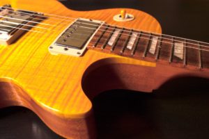 Gitarre einstellen Saiten zu Pickups