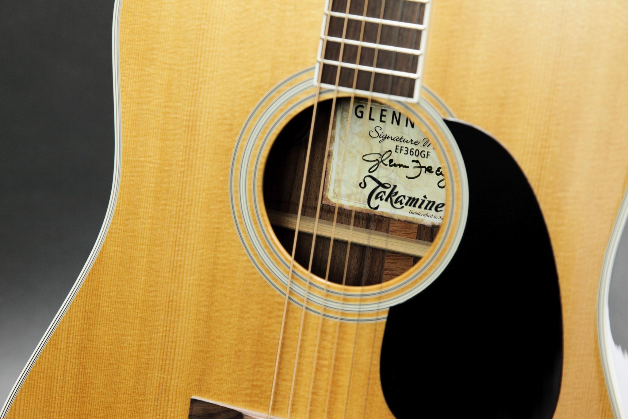 Detailaufnahme der Takamine Glenn Frey (Egales) Signature Gitarre.