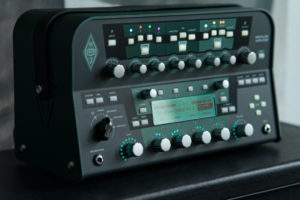 Kemper Profiling Amplifier Powerhead mit verschiedenen aktivierten Effekten.