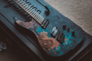 Eine Ormsby Multiscale-Gitarre. Copyright @ Ormsby Guitars.