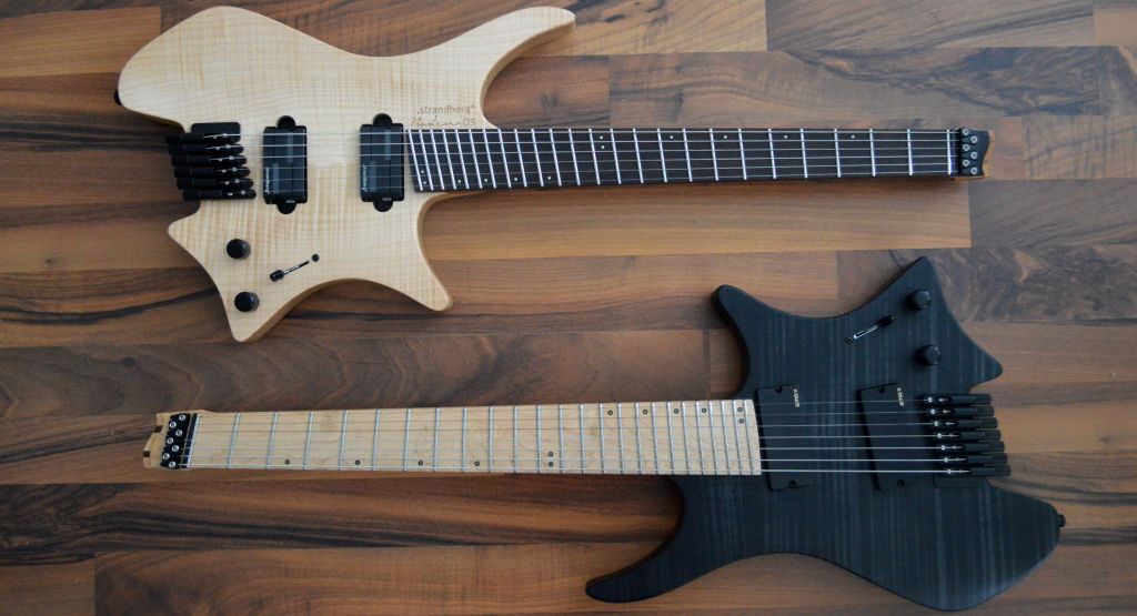 Zwei Strandberg Boden Headless E-Gitarren. Eine in schwarzem Finish mit Maple Griffbrett und eine in Maple Natural Finish mit Ebony Fretboard.