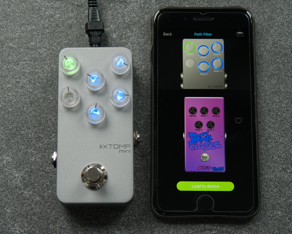 HoTone XTomp Mini Effektpedal und XTomp App auf einem iPhone 7 Plus. Geladen ist ein Auto Wah Gitarreneffekt.