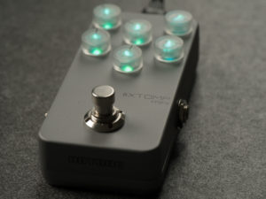 HoTone XTomp Mini Effektpedal im angeschalteten Modus