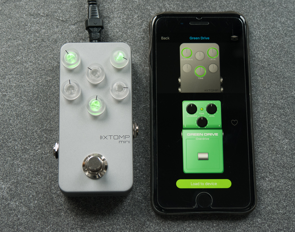 HoTone XTomp Mini Effektpedal und XTomp App auf einem iPhone 7 Plus. Geladen ist ein Tubescreamer Gitarreneffekt.