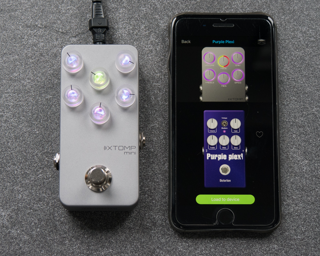 HoTone XTomp Mini Effektpedal und XTomp App auf einem iPhone 7 Plus. Geladen ist ein Wampler Gitarreneffekt.