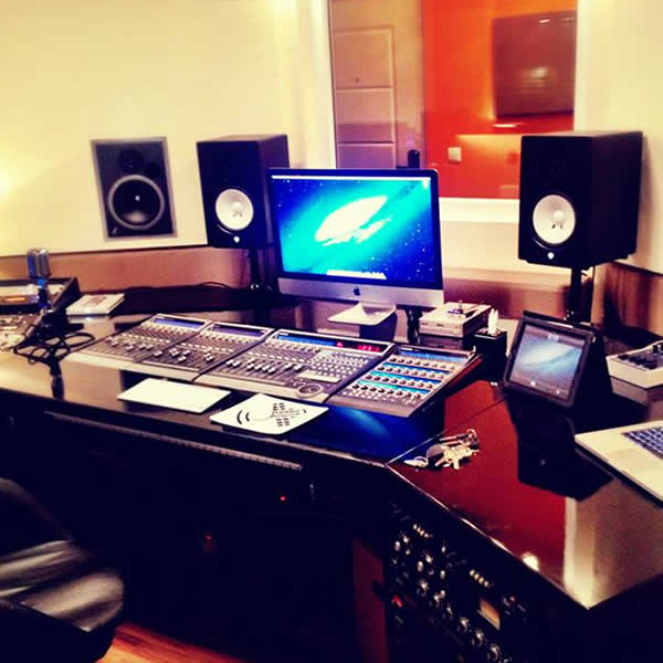 LaRoqua Cabinets professionelles Tonstudio mit DAW Controllern, Yamaha Boxen und einem iMac Desktop PC