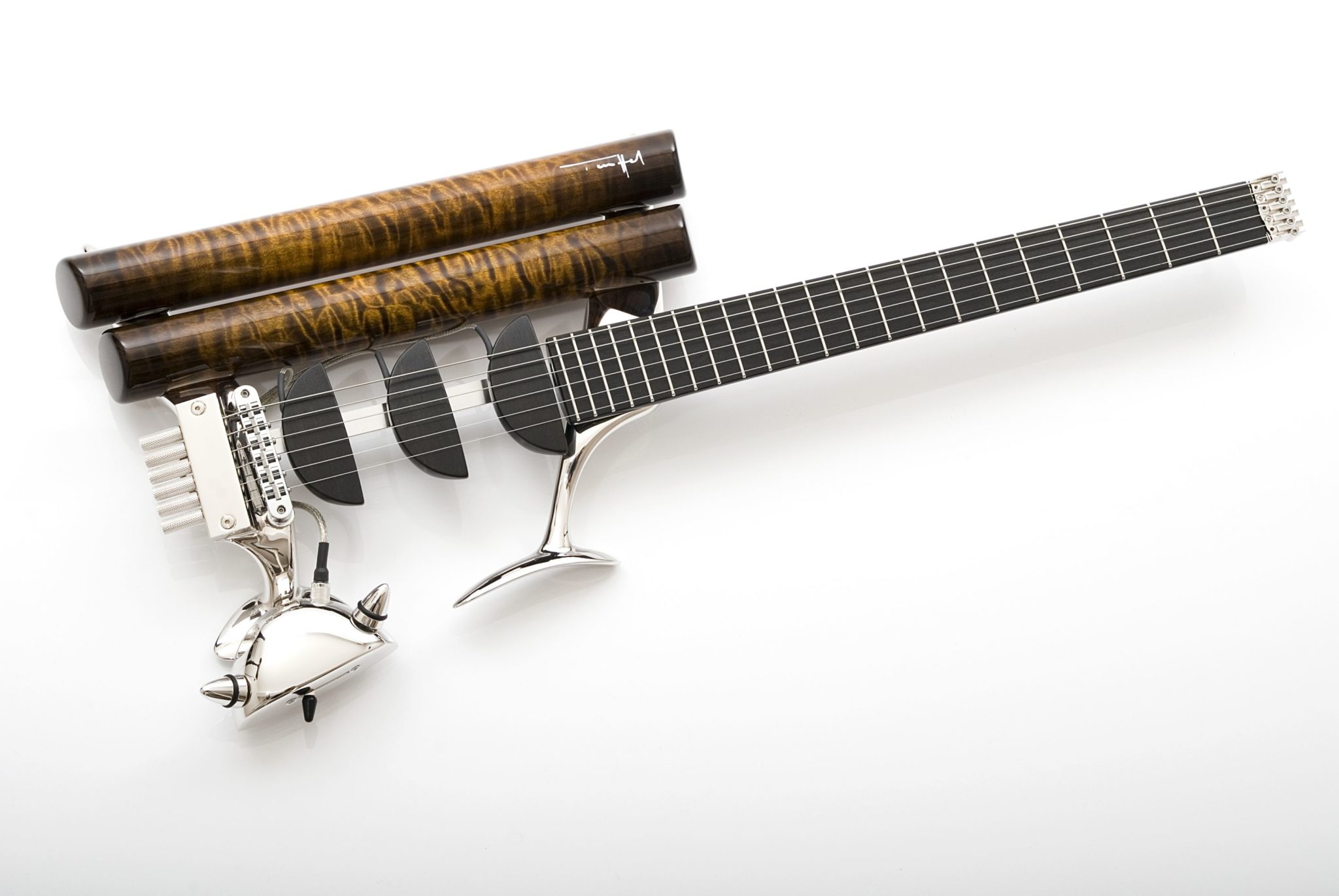 Teuffel Birdfish E-Gitarre in Chrom mit schwarzen Tonabnehmern und braunen Quilted Maple Tonebars.