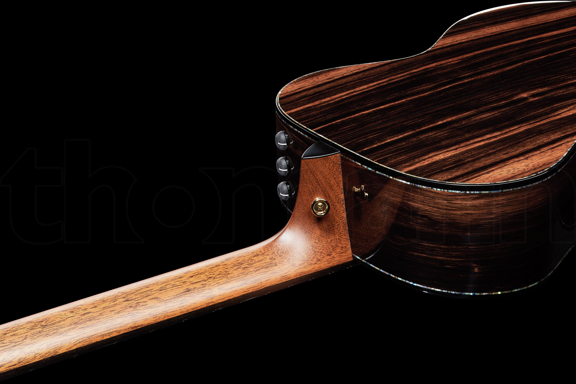 Rückseite einer Taylor Guitars PS12e Akustikgitarre aus massivem Macassar Ebony und Mother of Peal Binding.