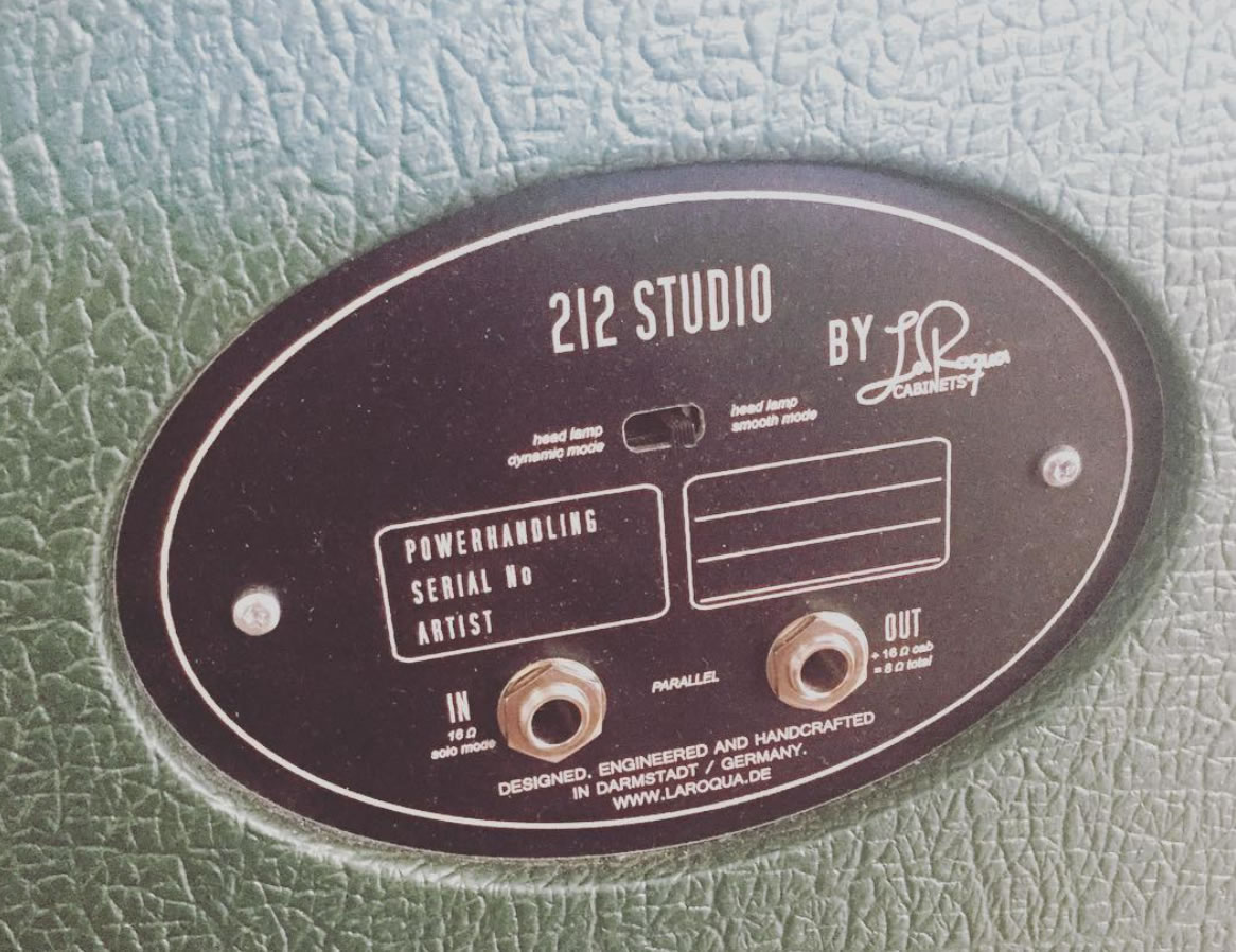 Rückseite einer Laroqua Cabinets 212 Studio Gitarrenbox mit versenktem Stereo-Anschluss.